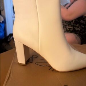 Elegant white Ankle Boots